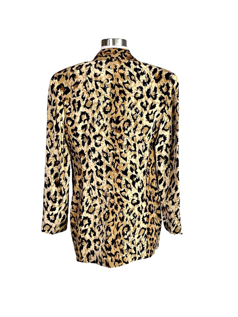 The Saks Fifth Avenue Silk Leopard Single Breasted Blazer blends classic tailoring with bold animal print, offering a sophisticated yet daring twist on a wardrobe staple. Made from luxurious silk, it features a tailored fit and sleek single-breasted design, perfect for adding a touch of elegance and edge to any outfit.