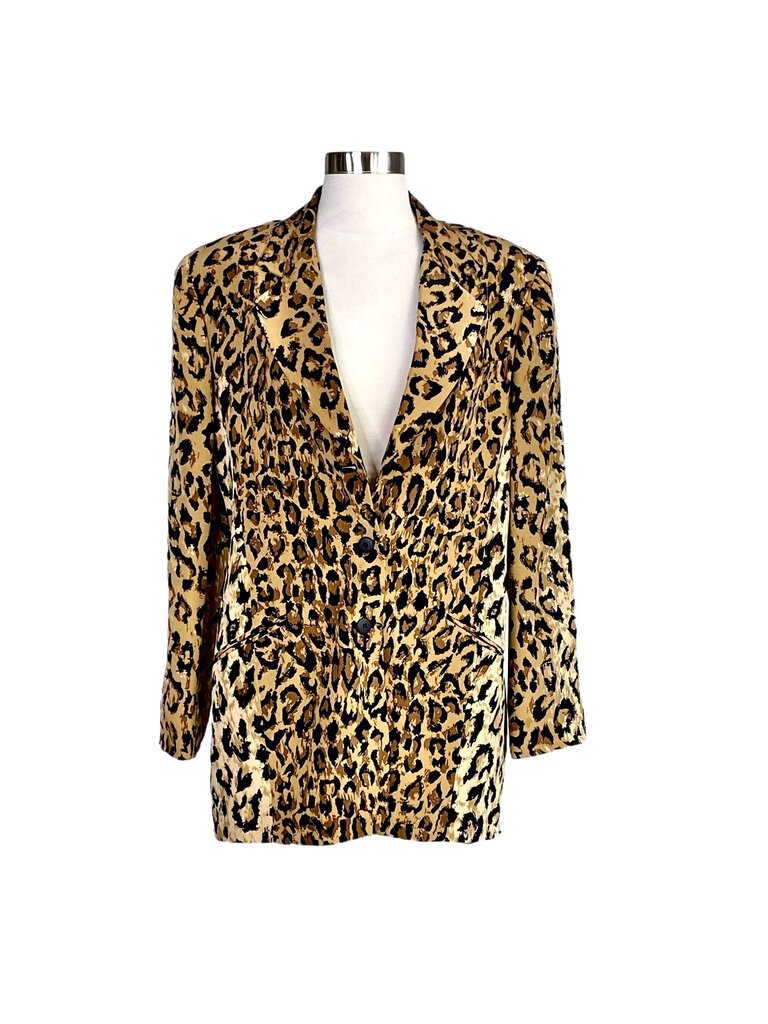 The Saks Fifth Avenue Silk Leopard Single Breasted Blazer blends classic tailoring with bold animal print, offering a sophisticated yet daring twist on a wardrobe staple. Made from luxurious silk, it features a tailored fit and sleek single-breasted design, perfect for adding a touch of elegance and edge to any outfit.