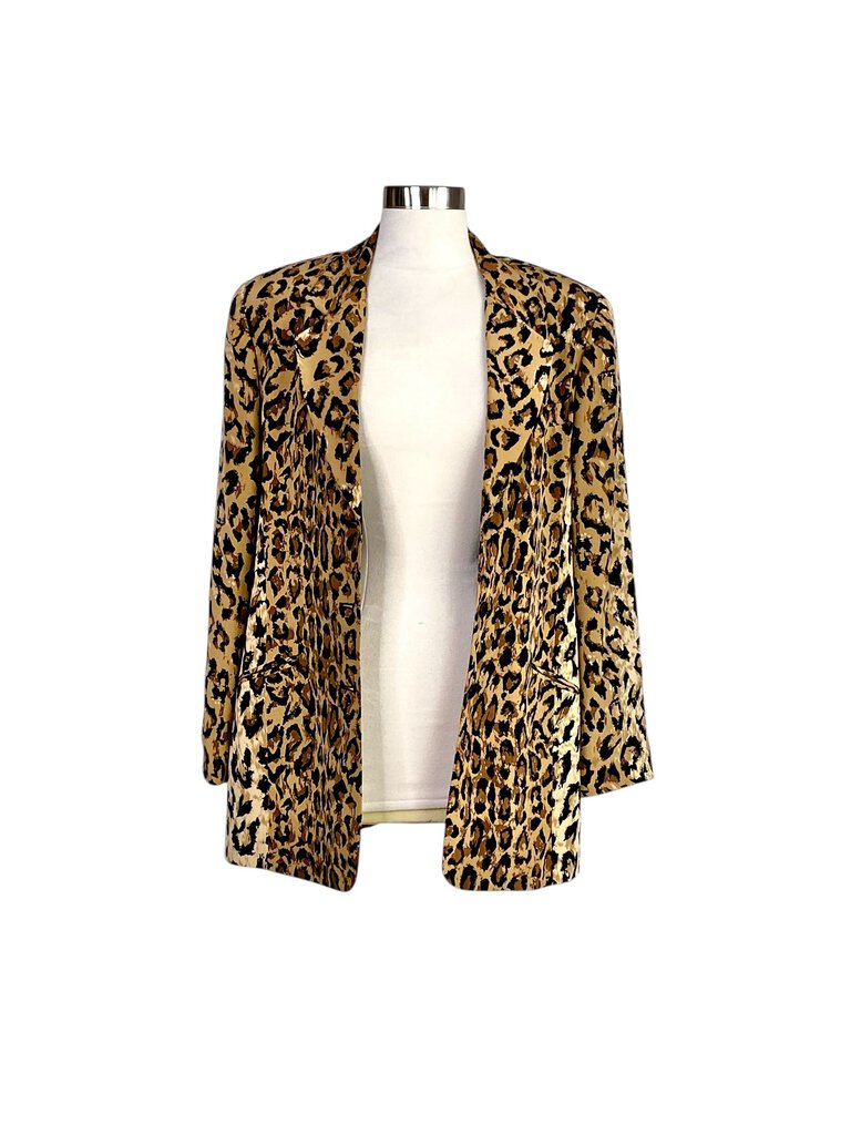 The Saks Fifth Avenue Silk Leopard Single Breasted Blazer blends classic tailoring with bold animal print, offering a sophisticated yet daring twist on a wardrobe staple. Made from luxurious silk, it features a tailored fit and sleek single-breasted design, perfect for adding a touch of elegance and edge to any outfit.