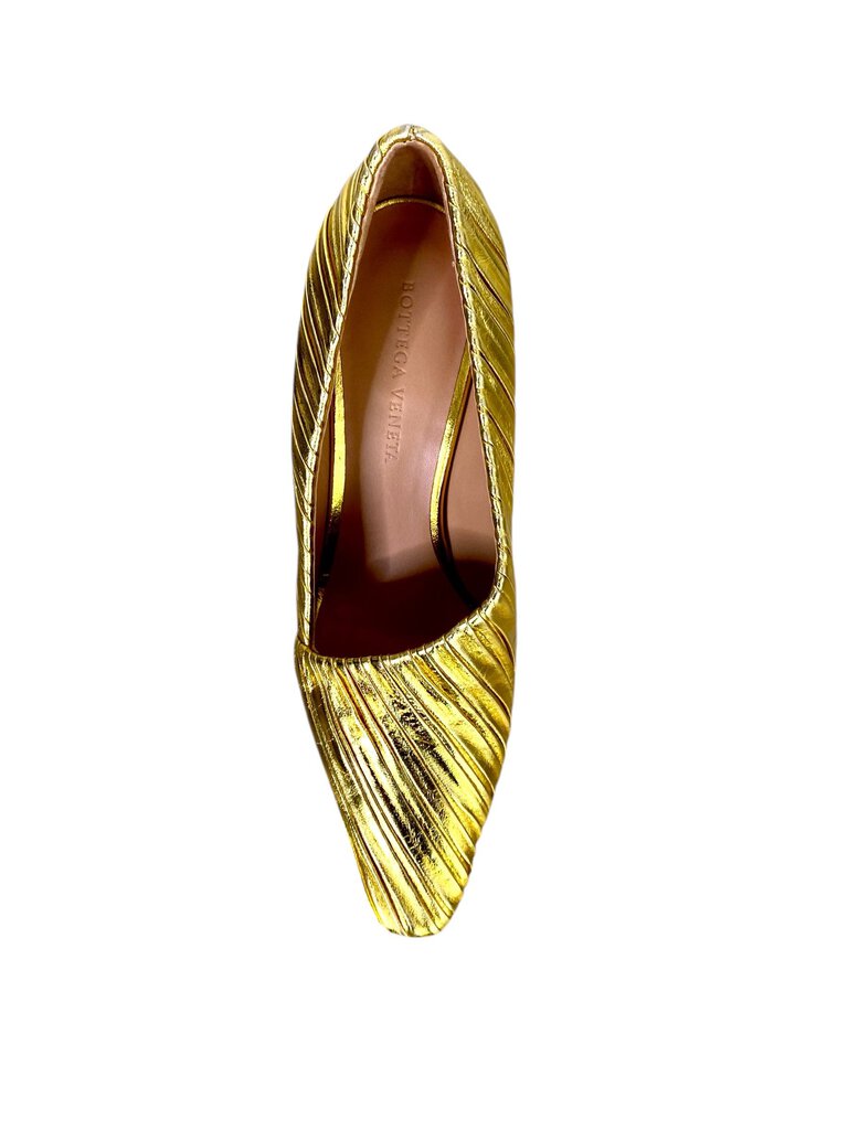 The Bottega Veneta Pleated 'Almond' Pumps feature a sleek, almond-shaped toe and intricate pleated leather detailing, creating a sophisticated, textural appeal. With their elegant design and timeless silhouette, these pumps offer both comfort and style, perfect for elevating any outfit.